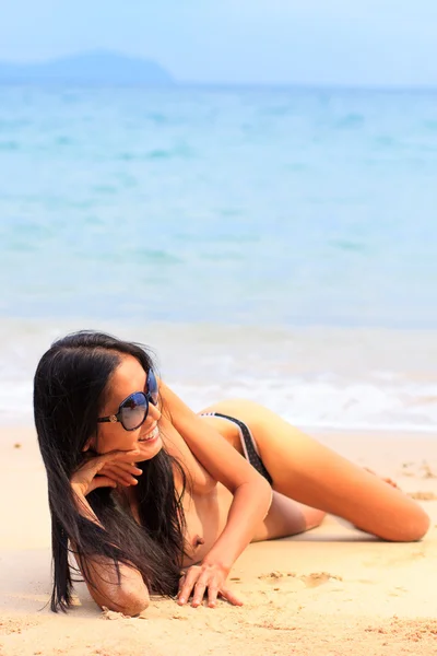 Azjatycki modelu na plaży — Zdjęcie stockowe