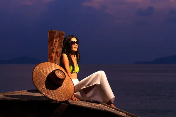 Modelo asiático na praia — Fotografia de Stock
