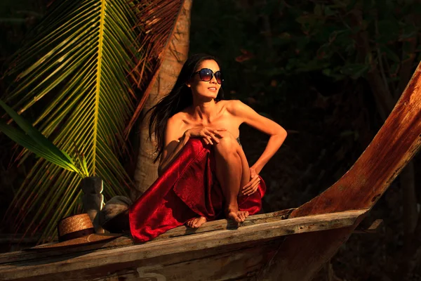 Aziatische model op het strand — Stockfoto