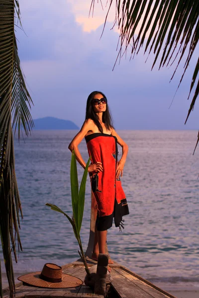 Modelo asiático na praia — Fotografia de Stock