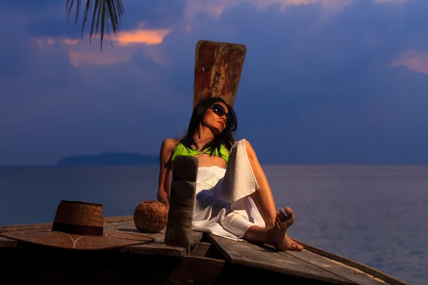 Szép ázsiai modell a strandon — Stock Fotó