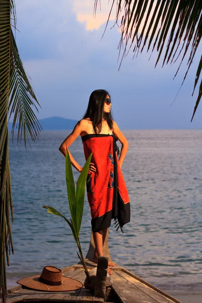 Bonita modelo asiática en la playa —  Fotos de Stock