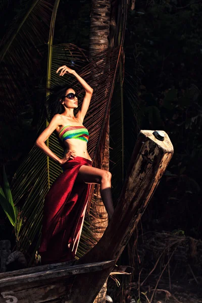 Bonita modelo asiática en la playa —  Fotos de Stock