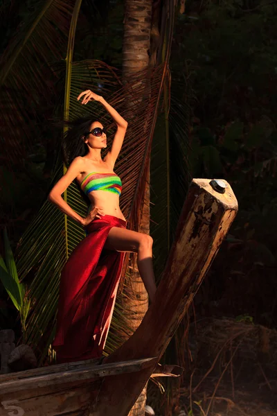 Bonita modelo asiática en la playa — Foto de Stock