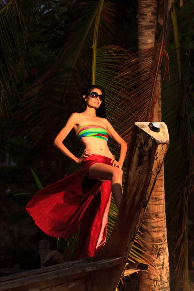 Bonita modelo asiática en la playa —  Fotos de Stock