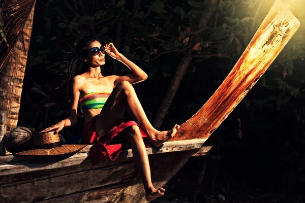 Bonita modelo asiática en la playa —  Fotos de Stock