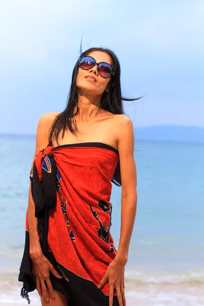 Modelo asiático na praia — Fotografia de Stock