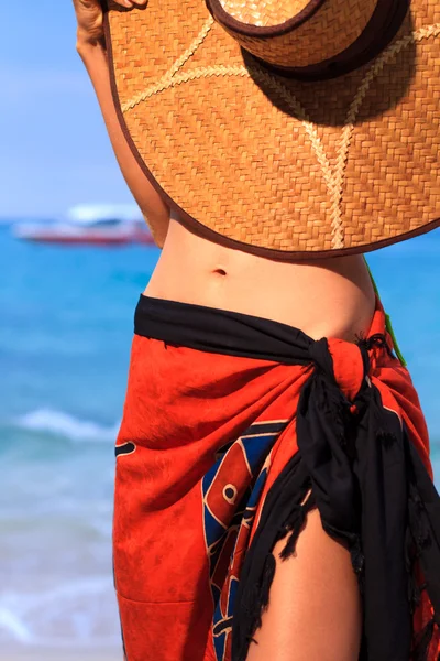 Asiatico modello holding un cappello su il spiaggia — Foto Stock