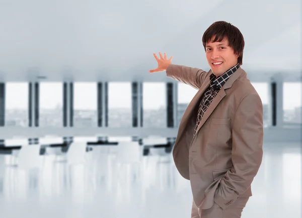 Hombre de negocios posando en la oficina — Foto de Stock