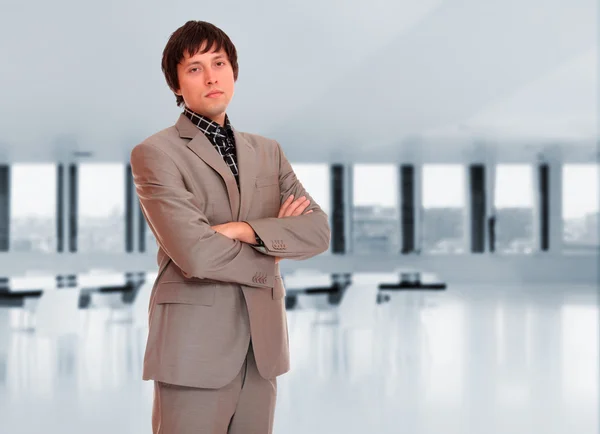 Hombre de negocios posando en la oficina —  Fotos de Stock