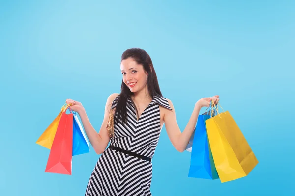 Uno scatto di una donna che fa shopping all'aperto — Foto Stock