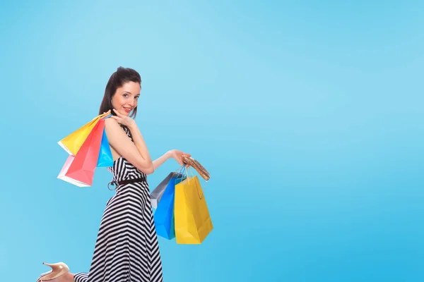 Un plan d'une femme faisant du shopping en plein air — Photo