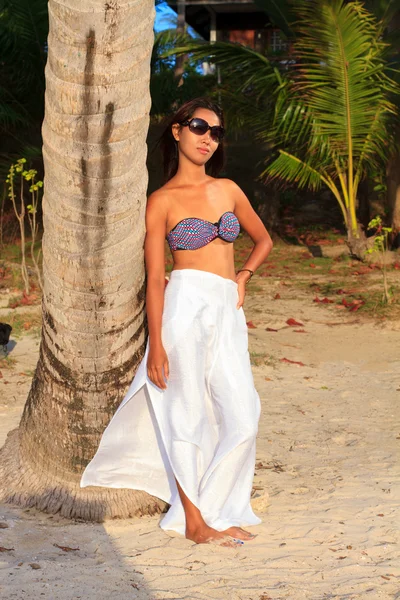 Hermosa modelo asiático posando en la playa —  Fotos de Stock