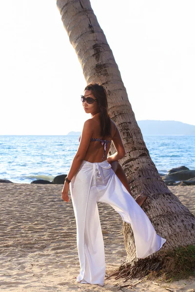 Hermosa modelo asiático posando en la playa —  Fotos de Stock