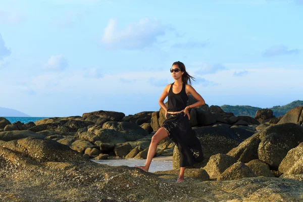 Bonito modelo asiático posando na praia — Fotografia de Stock