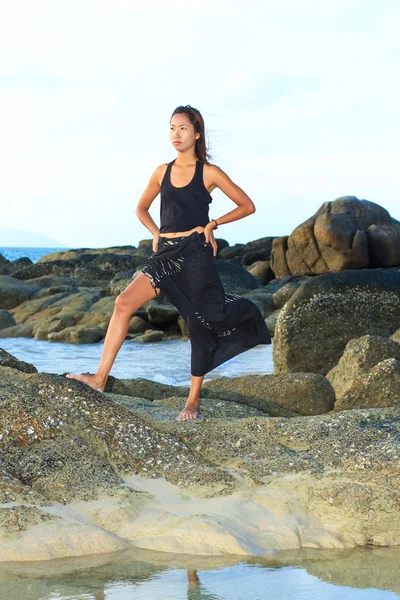 Hermosa modelo asiático posando en la playa —  Fotos de Stock