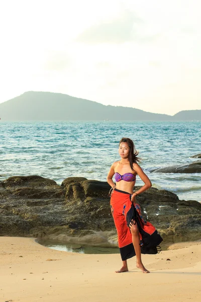 Kaunis aasialainen malli poseeraa rannalla — kuvapankkivalokuva