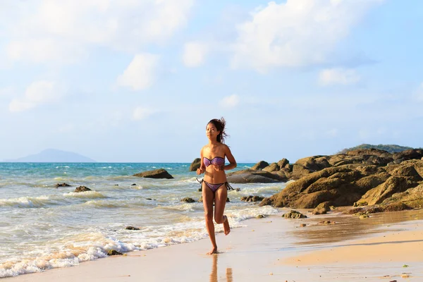 Bonito modelo asiático posando na praia — Fotografia de Stock