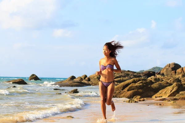 Vackra asiatiska modell poserar på stranden — Stockfoto