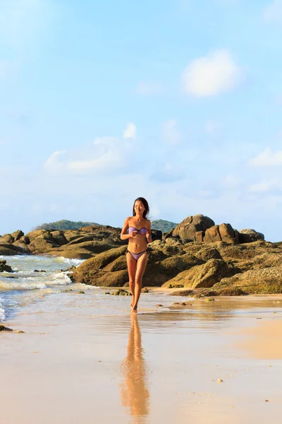美丽的亚洲模型摆在海滩上 — 图库照片