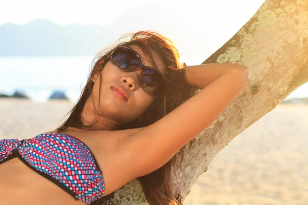 Pózol a tengerparton, gyönyörű ázsiai modell — Stock Fotó