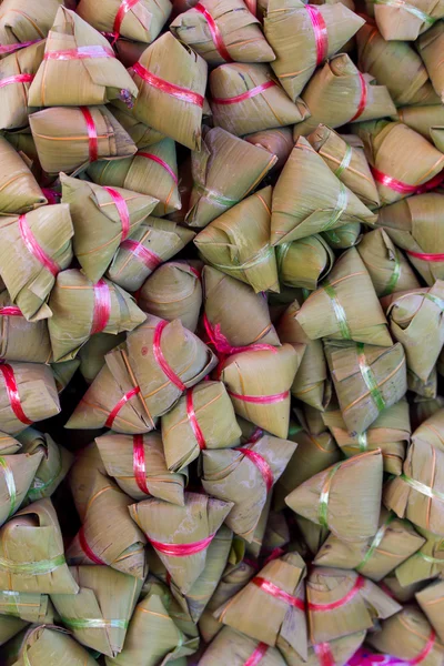 Masa de arroz al vapor con relleno de coco dulce. Postre tailandés. al —  Fotos de Stock