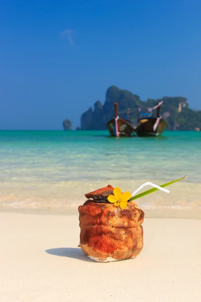 Cocktail de coco na praia — Fotografia de Stock