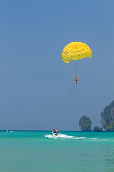 Un parachutiste transporté par un bateau à moteur — Photo
