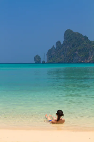 Jovem mulher relaxante na praia — Fotografia de Stock