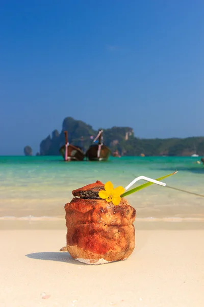 Cocktail à la noix de coco avec paille à boire et bateau à queue longue thaïlandais — Photo