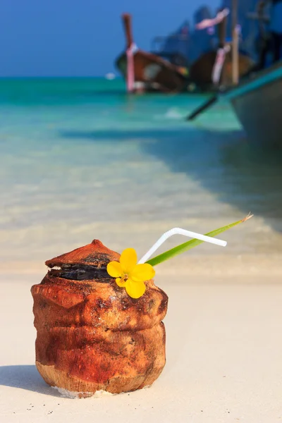 Cocktail à la noix de coco avec paille à boire et bateau à queue longue thaïlandais — Photo