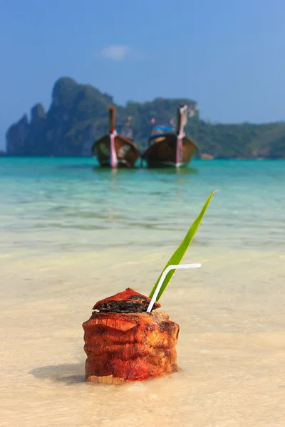 Kokoscocktail mit Trinkhalm und thailändischem Langschwanzboot — Stockfoto