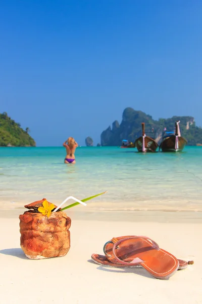 Cóctel de coco con paja para beber y barco tailandés de cola larga — Foto de Stock