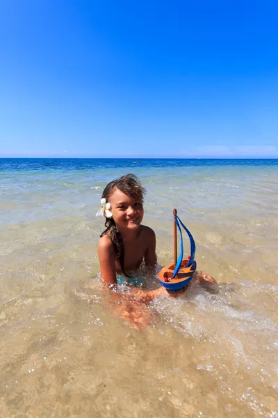 Маленькая девочка в прекрасный день на пляже — стоковое фото