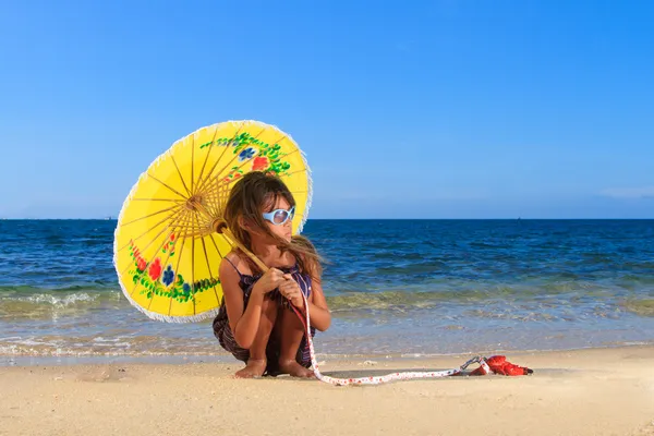 Dziewczyna zadumany w piękny dzień na plaży — Zdjęcie stockowe