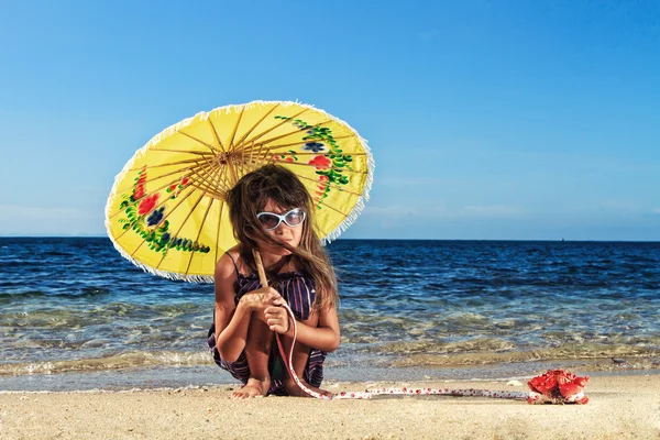 Ittle flicka på en vacker dag på stranden — Stockfoto