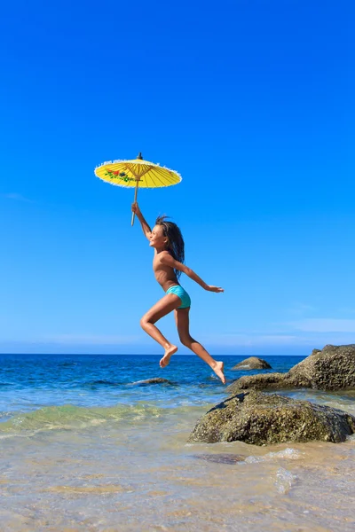 Ittle meisje op een mooie dag op het strand — Stockfoto