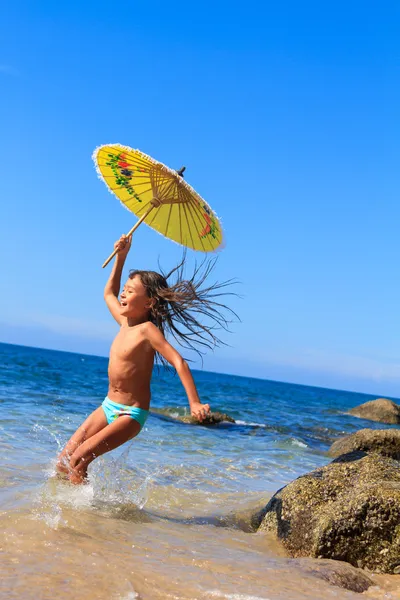 Ittle meisje op een mooie dag op het strand — Stockfoto