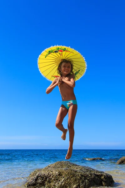 Ittle meisje op een mooie dag op het strand — Stockfoto