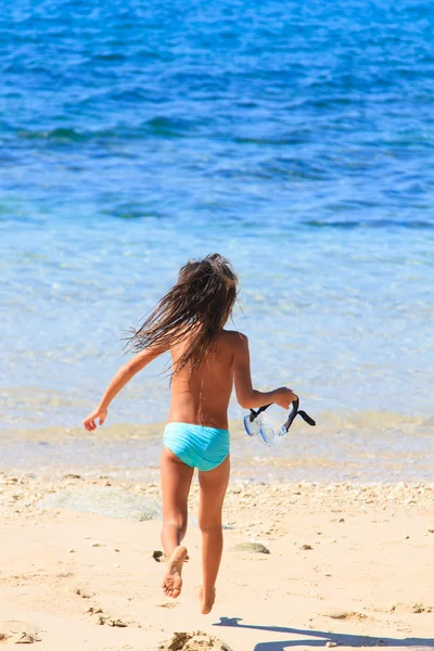 Ittle meisje op een mooie dag op het strand — Stockfoto