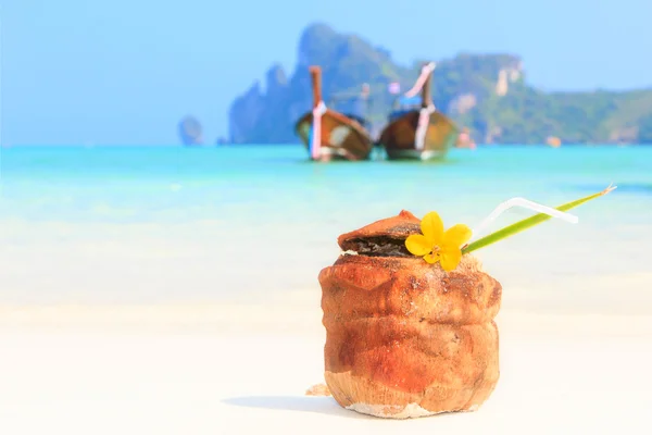 Coconut drink on the beach in Phi Phi — Stock Photo, Image