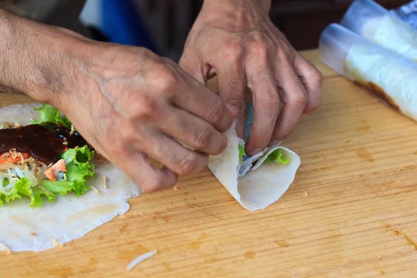 Uomo che fa involtini primavera — Foto Stock