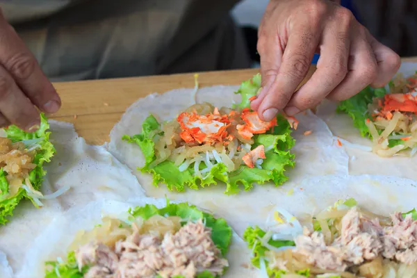 Man making spring rolls — Stock Photo, Image