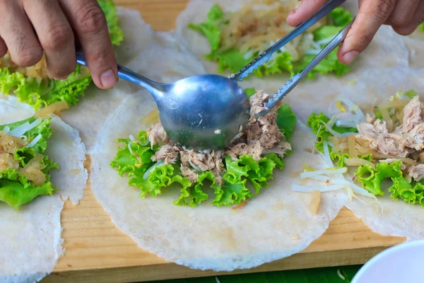 Mann macht Frühlingsrollen — Stockfoto