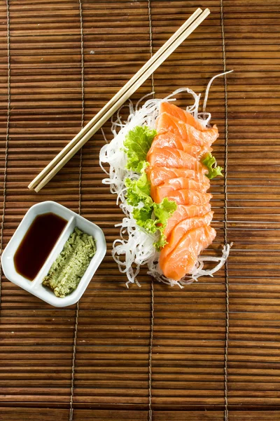 Sashimi de salmão cru fatiado — Fotografia de Stock