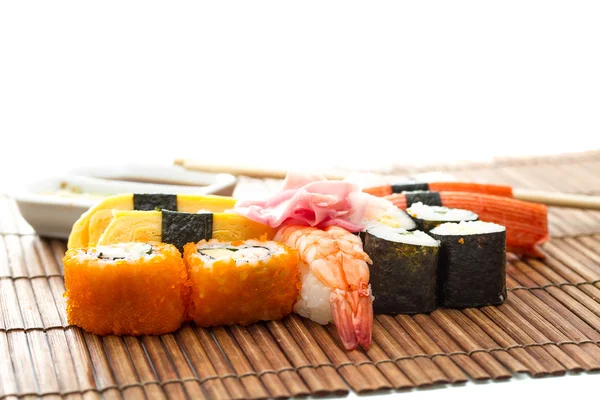 Yummy Fresh Sushi rolos — Fotografia de Stock