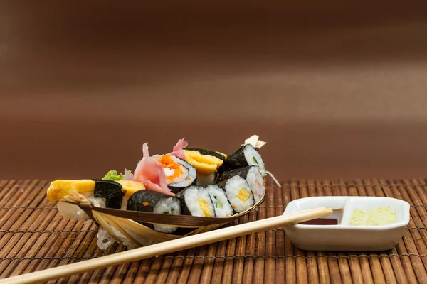 Yummy Fresh Sushi rolos — Fotografia de Stock