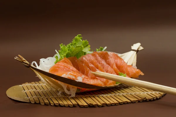 Sashimi de salmão cru fatiado — Fotografia de Stock