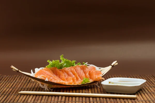 Sashimi de salmão cru fatiado — Fotografia de Stock