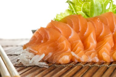 Çiğ somon balığı dilimlenmiş